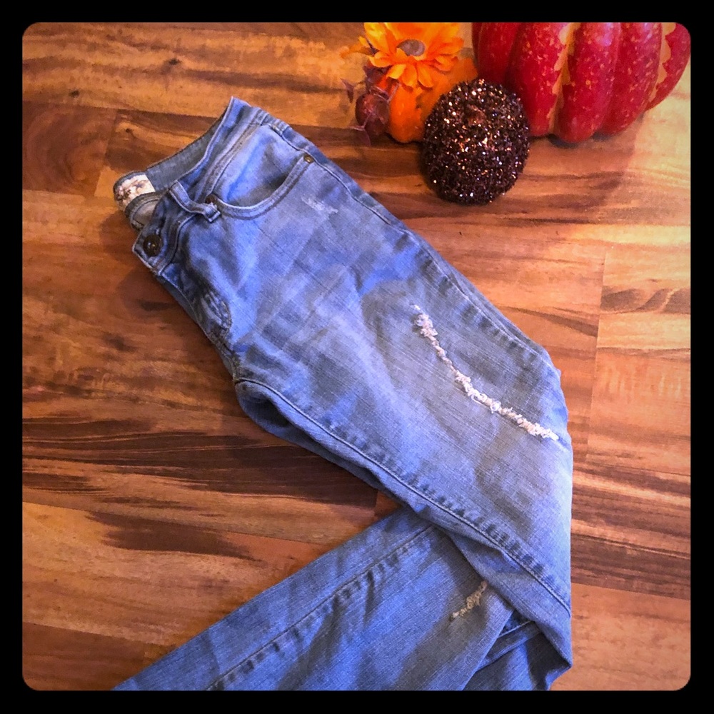 Like new! Vanilla star distressed flare jeans